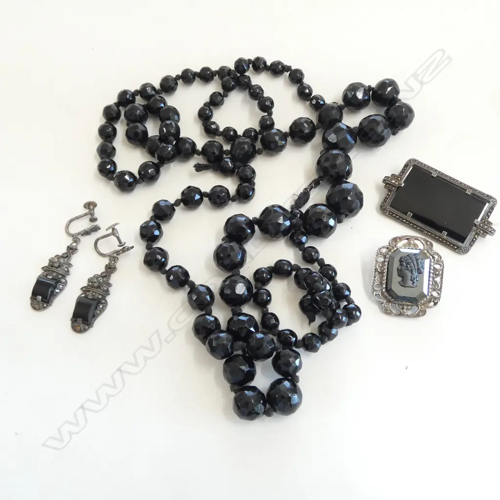 4 PCES BLACK JEWELLERY; GLASS NECKLACE AF, 2 BROOCHES + PR EARRINGS Image 1++