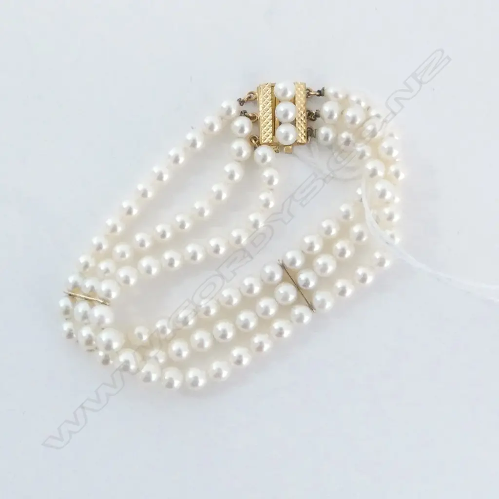 18CT GOLD AND THREE STRAND PEARL BRACELET Image 1++