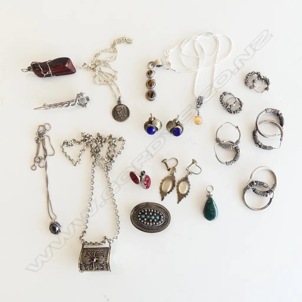 TRAY OF S/SILVER JEWLERY ETC Image 1++