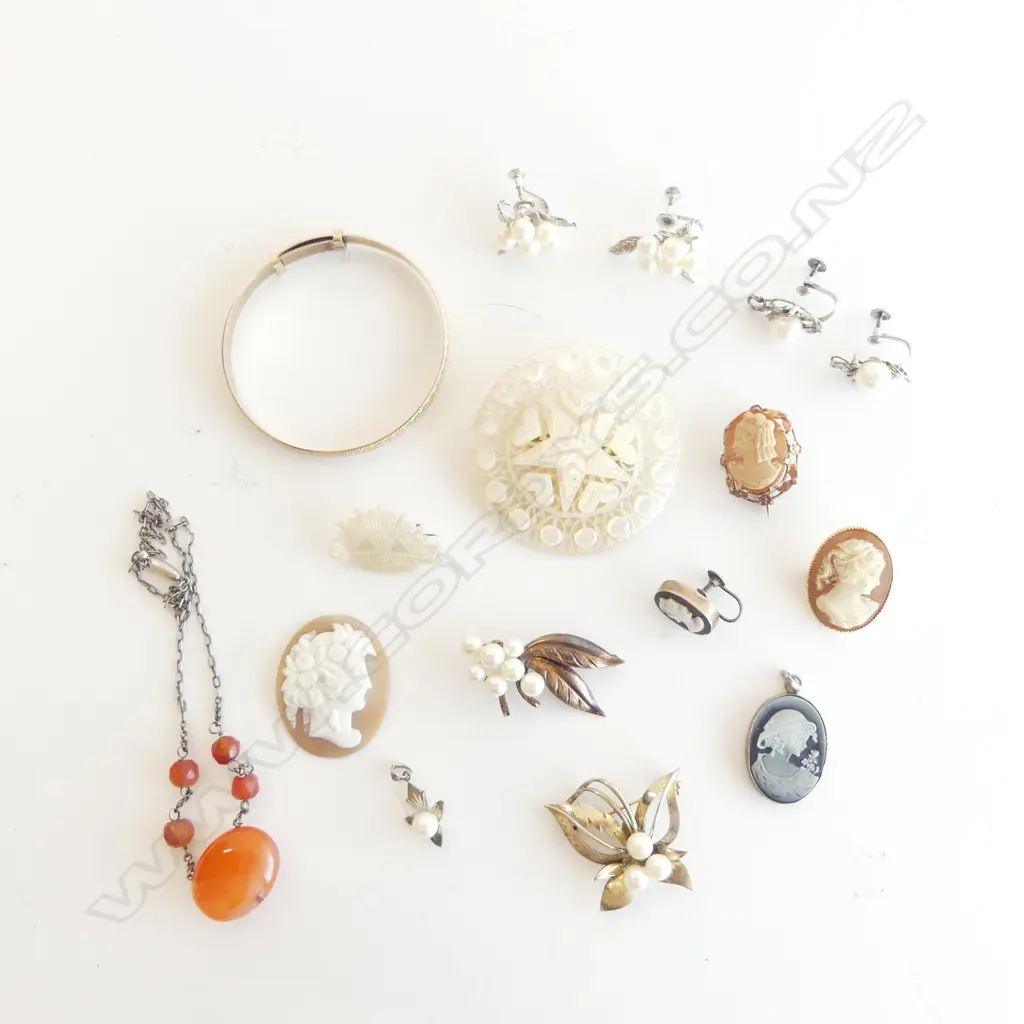 TRAY OF CAMEOS MOP PEARLS ETC Image 1++