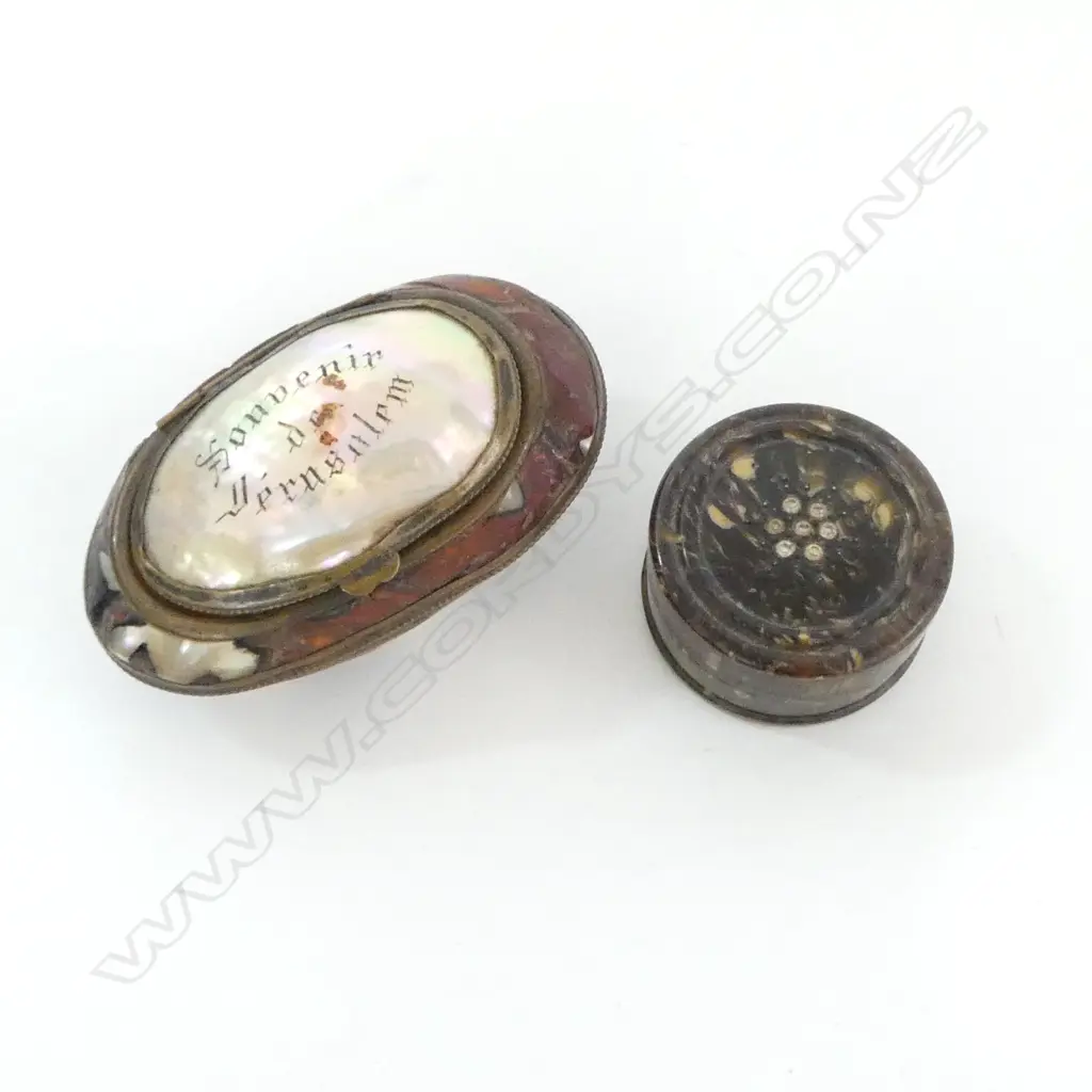 2 VINTAGE SMALL BOXES: MOP SHELL & part red lacquer + Bakelite powder compact Image 1++