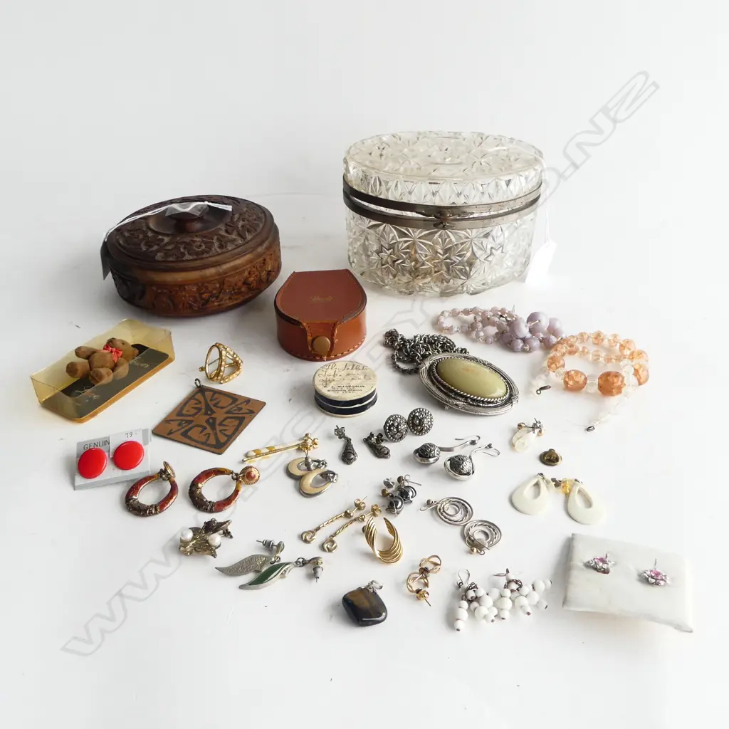 GLASS DRESSINGTABLE BOX & COSTUME JEWLERY  WITH WOODEN BOX DIA125MM & CONTENTS Image 1++