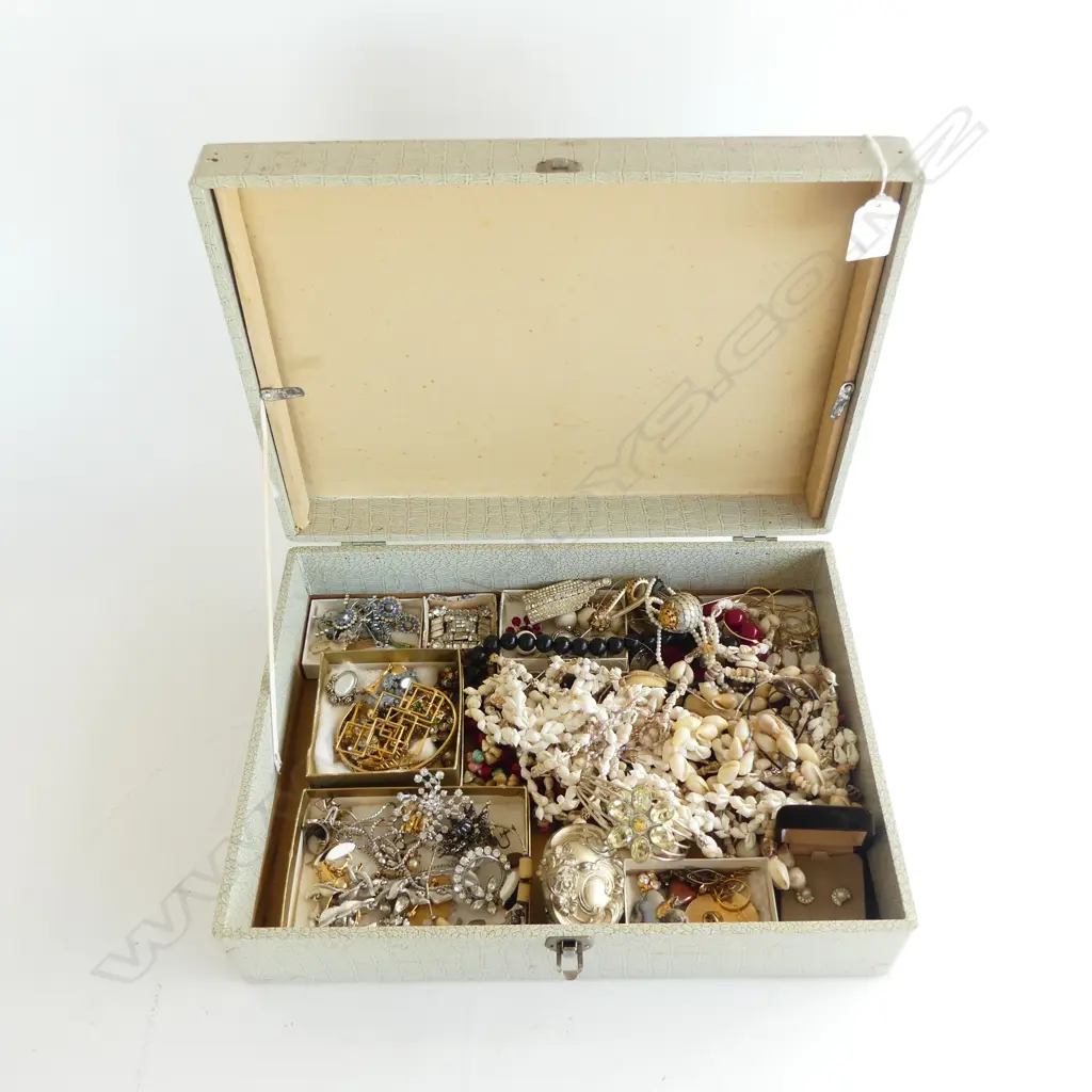 VINTAGE BOX OF COSTUME JEWLERY Image 1++