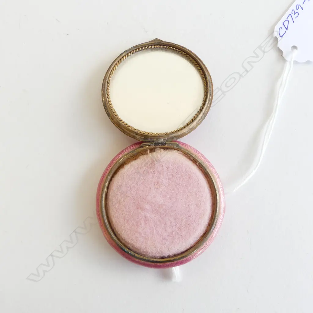 A GUILLOCHE PINK ENAMEL POWDER COMPACT Image 1++