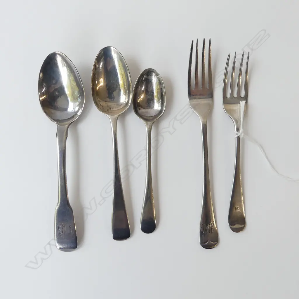 5 PCS EARLY 19thC & 20thC SILVER CUTLERY, 2 sml forks & 3 teaspoons (inclds Georgian fiddle pattern  spoon), 92gm Image 1++