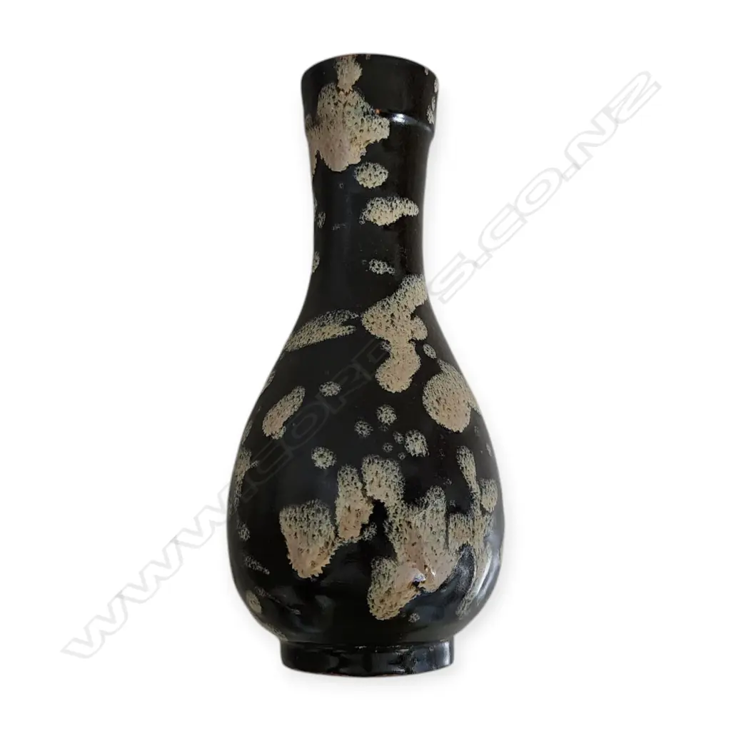 A JIZHOU-TYPE 'TORTOISE-SHELL' PEAR-SHAPED VASE - 170x80mm Image 1++