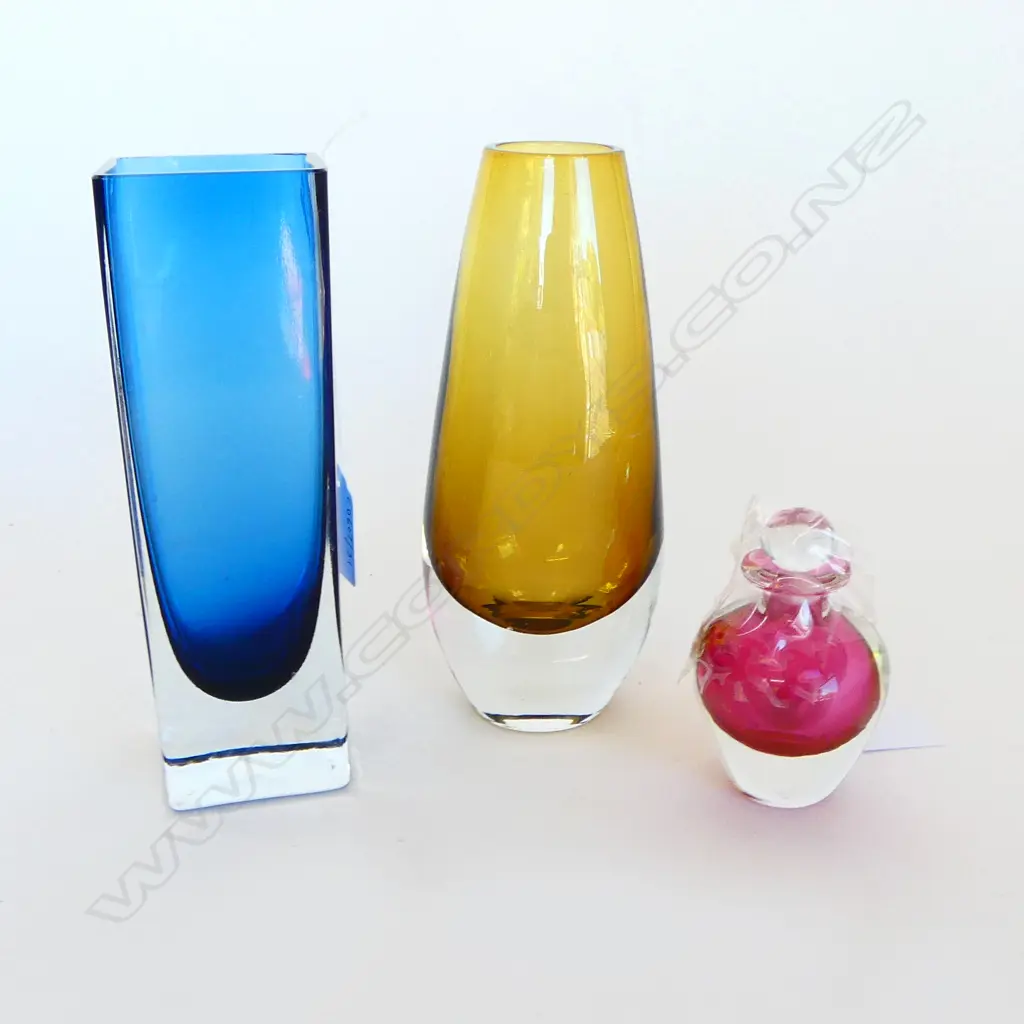 2 RETRO COLOURED GLASS VASES H190MM & SMALL  HOGLAND GLASS STOPPED BOTTLE H80MM Image 1++