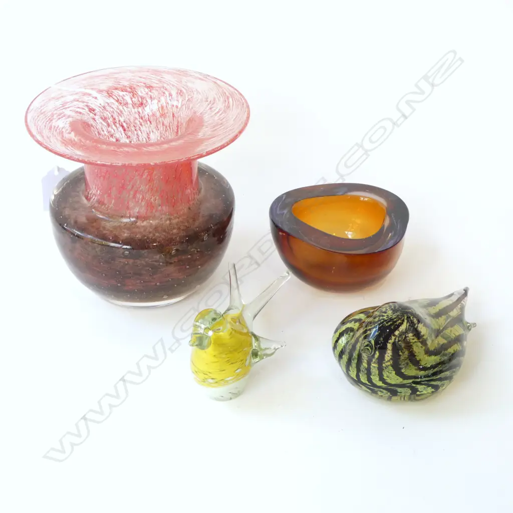 4 PCES ART GLASS; VASE BY EKENAS SWEDEN H.140mm, 2 BIRDS (CHIPS), AMBER BOWL Image 1++