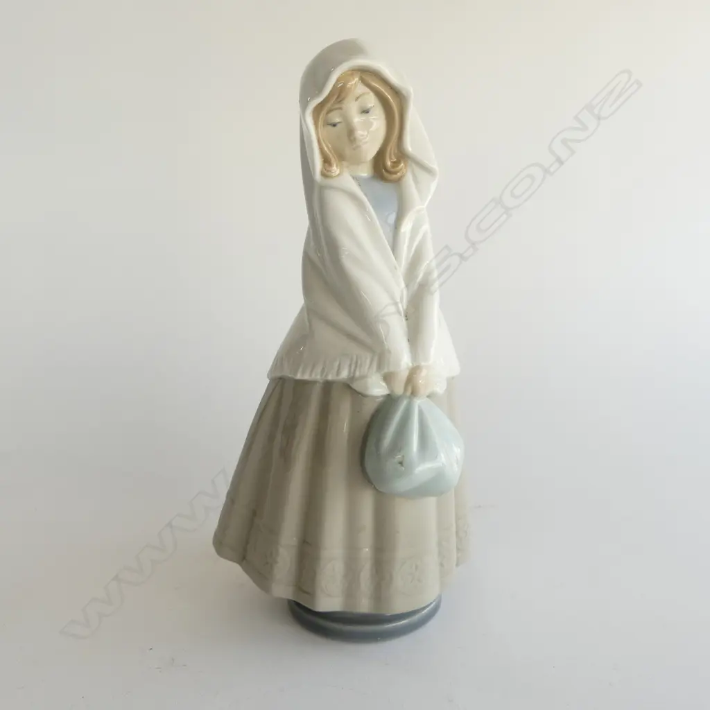 NAO FIGURE GIRL IN CAPE H250MM Image 1++