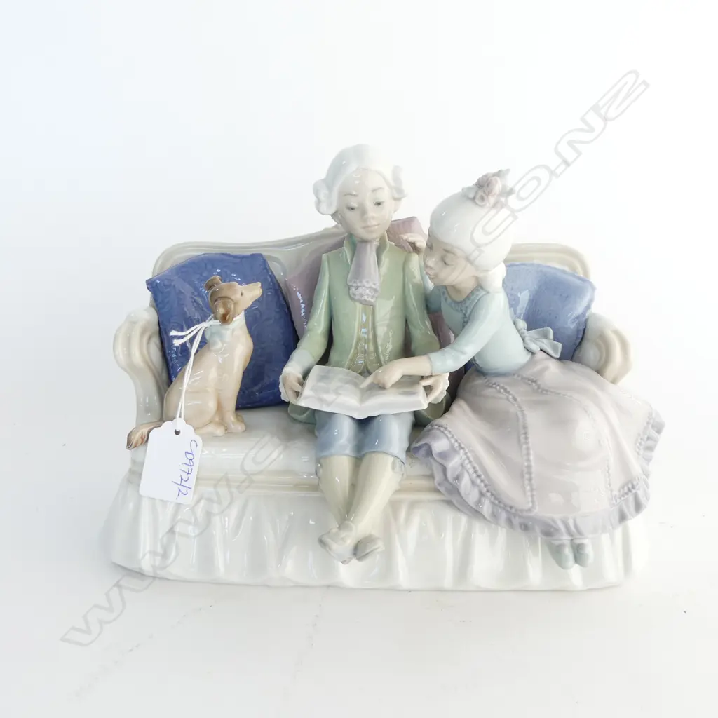 LLADRO #5229 'STORY TIME' W.260mm Image 1++