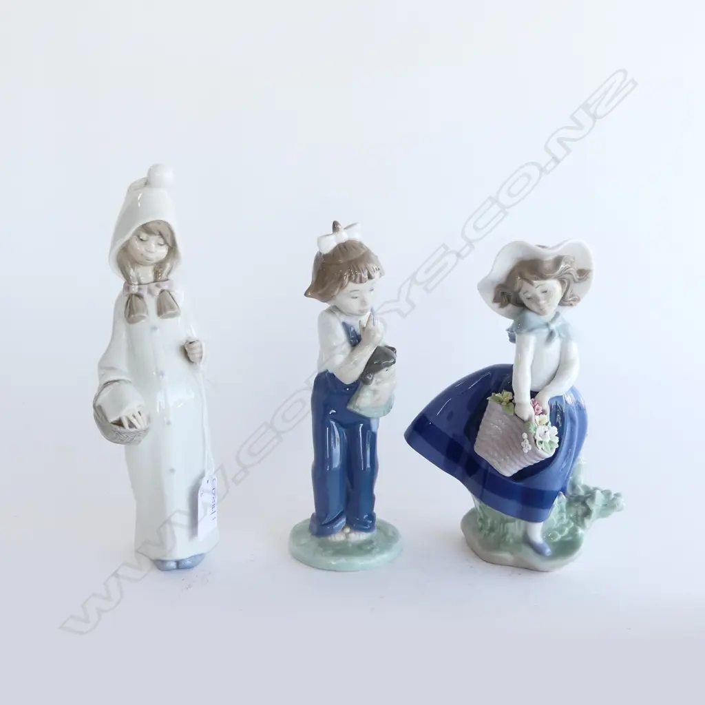 3 FIGURINES; 2 LLADRO H.215mm + 1 NAO Image 1++