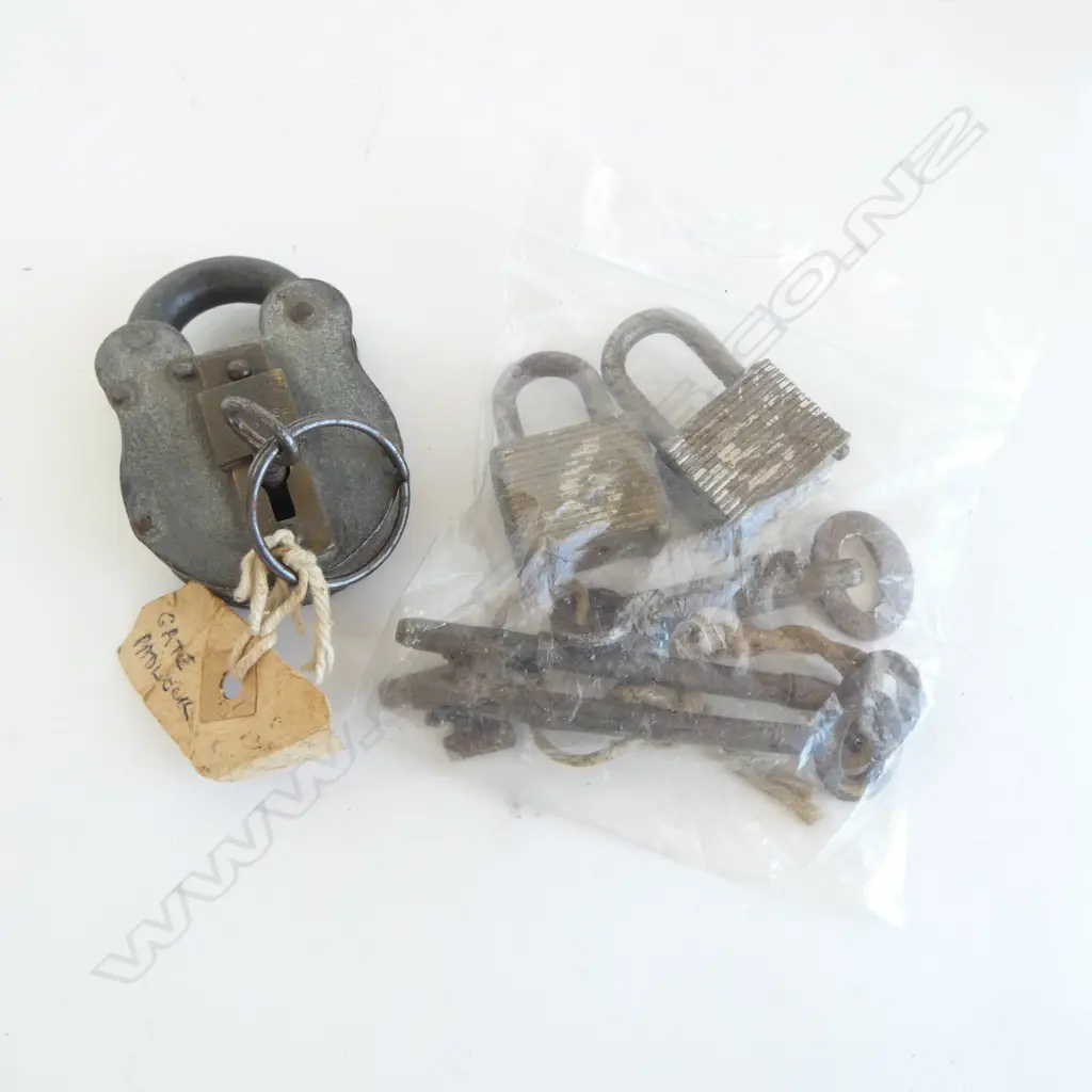 OLD KEYS & PADLOCKS Image 1++