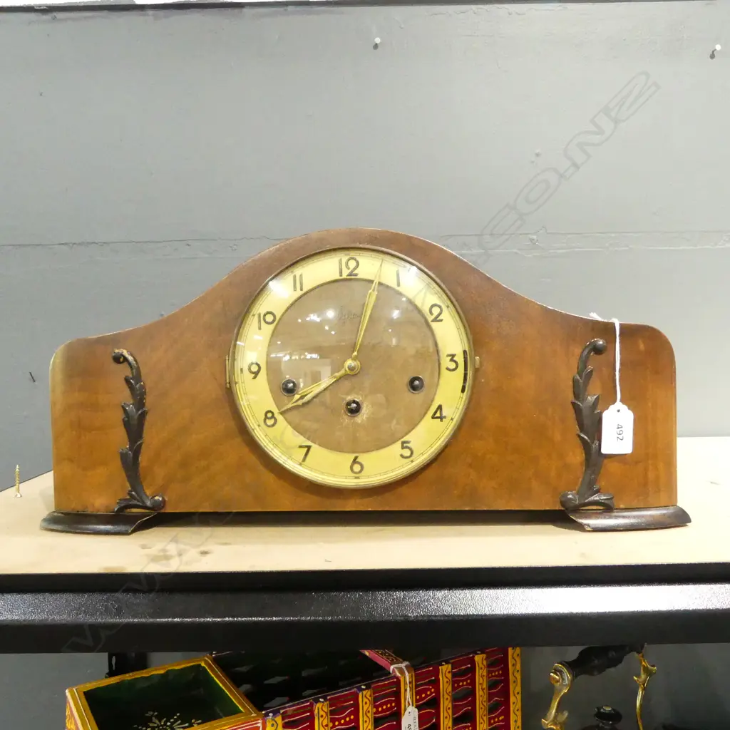 WOODEN MANTLE CLOCK W.470mm w. KEY Image 1++