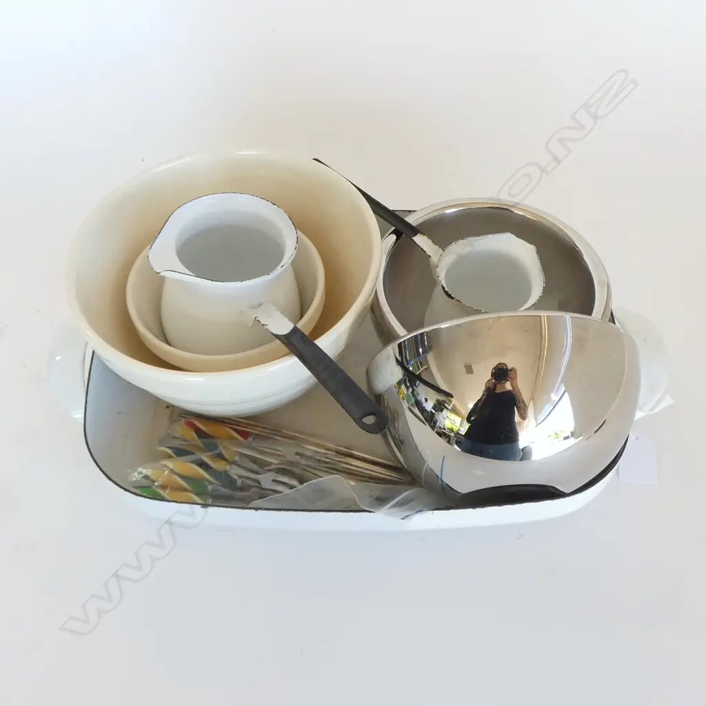 ASST. VINTAGE KITCHEN WARE INCLS 2 CROWN LYNN BOWLS, 2 KAJ FRANCK ARABIA (FINLAND) JUGS & RETRO FORKS Image 1++