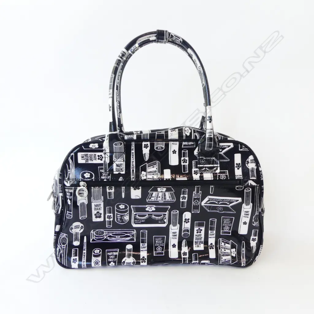MARY QUANT BLK/WHT VINYL BAG, LABEL INSIDE 'MARY QUANT LONDON' Image 1++