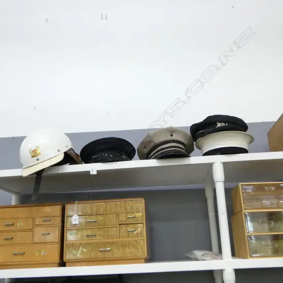 4 CAPS + HELMET