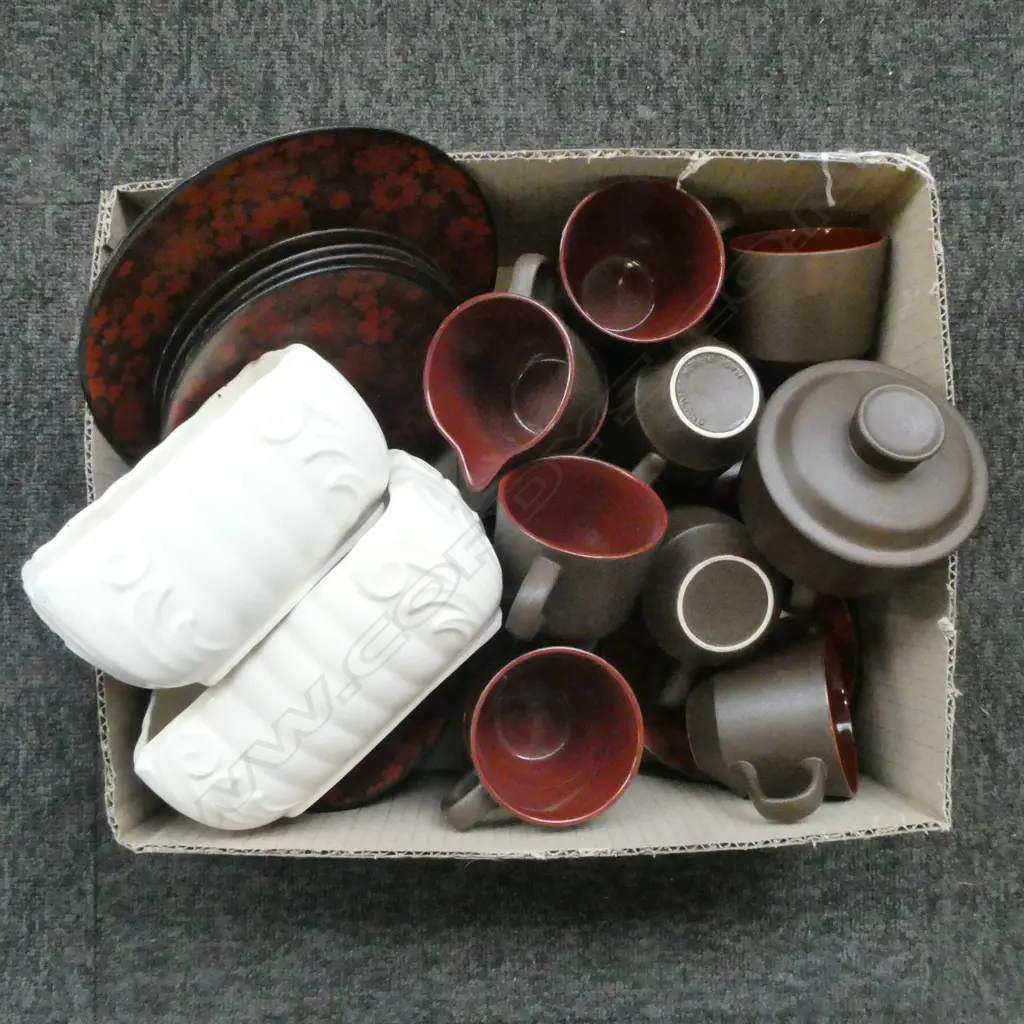 BOX C/LYNN CUP SAUCERS & 2 WHITE VASES Image 1++