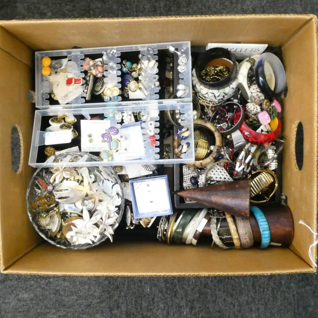 LARGE COLLECTION OF COSTUME JEWLERY Image 1++