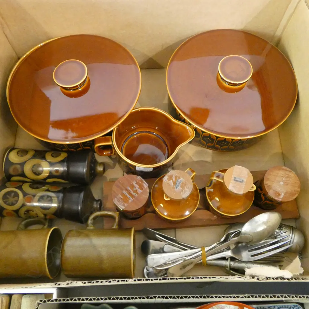RETRO CERAMICS; HORNSEA, DENBY & TEMUKA , INCLDS HORNSEA HEIRLOOM CRUET SET on MAHOGANY STAND Image 1++