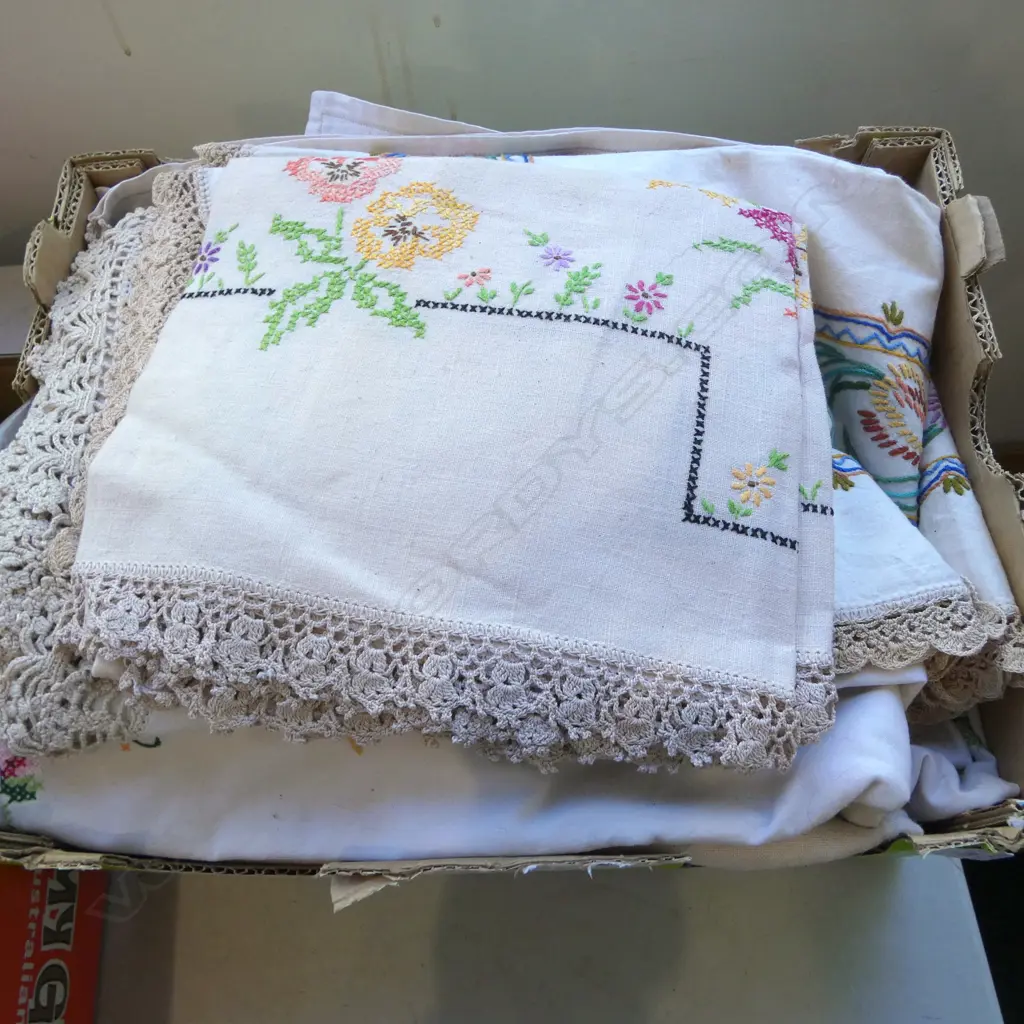 BOX OF VINTAGE LINEN TABLE CLOTHS ETC Image 1++