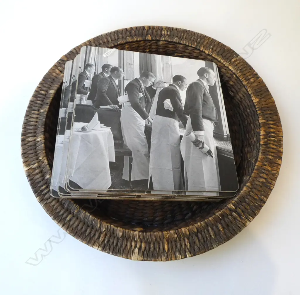 SET 12 ‘ST MORITZ HOTEL’ PLACEMATS & WOVEN SEAGRASS ROUND TRAY D.500MM Image 1++