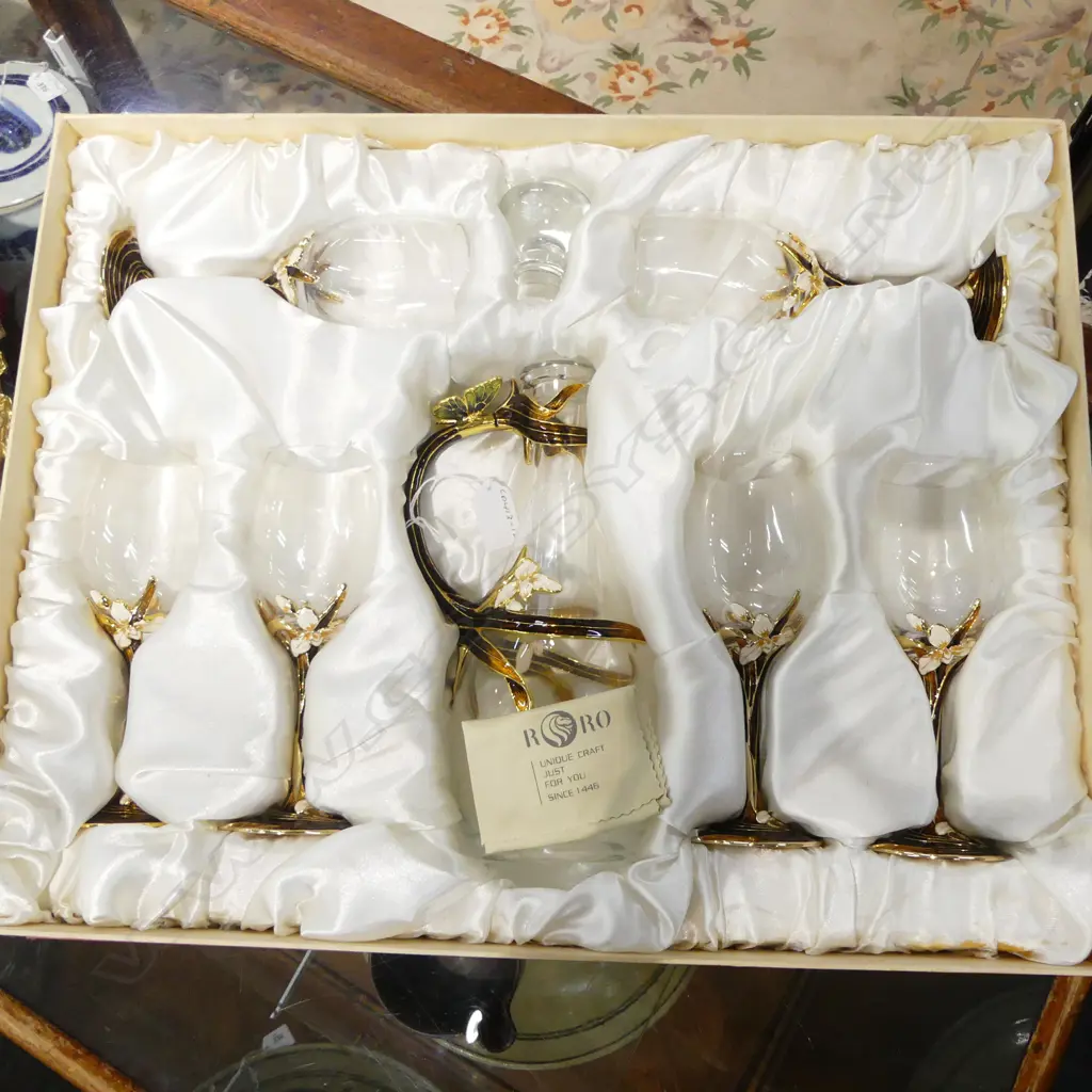 BOXED DECANTER & 6 WINE GLASSES Image 1++