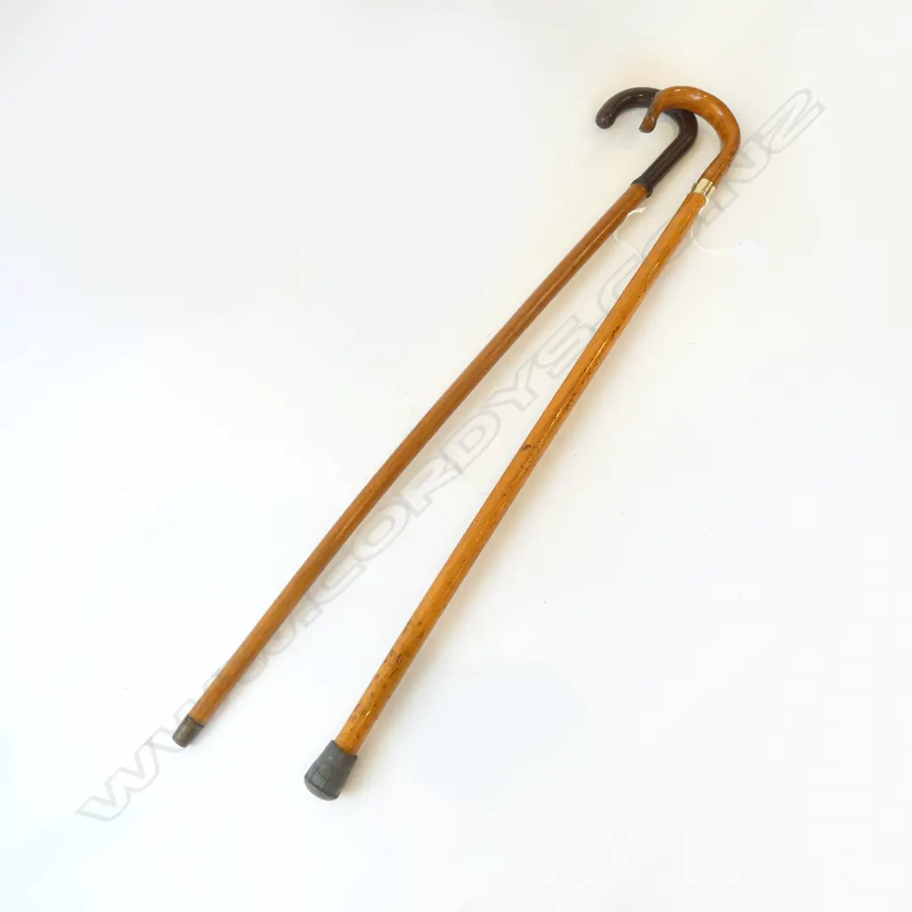 2 VINTAGE WALKINGSTICKS INLAID HORSE SHOE DECORATION TO ONE LEATHER HANDLE TO OTHER L910MM Image 1++