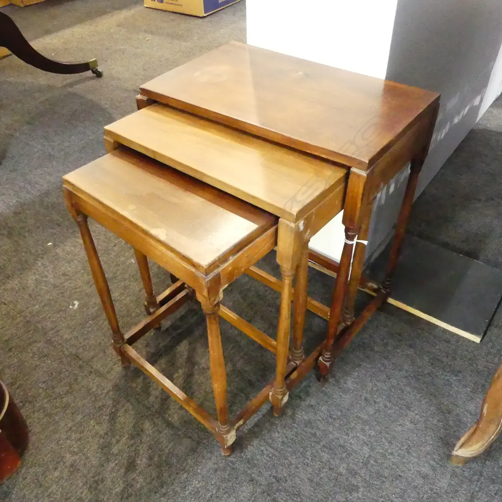 3 NESTING TABLES Image 1++