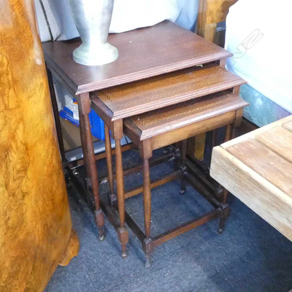 3 NESTING TABLES Image 1++