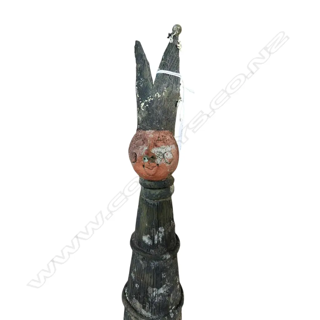 GARDEN POT WITH 2 QUIRKY SCULPTURES Image 1++