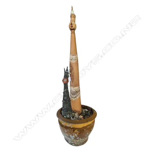 GARDEN POT WITH 2 QUIRKY SCULPTURES