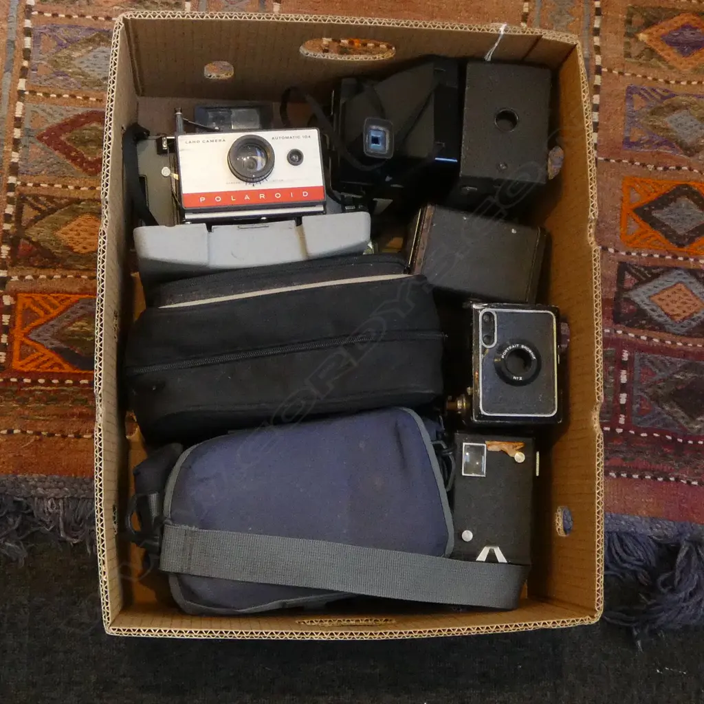 COLLECTION OF 8 VINTAGE CAMERAS Image 1++