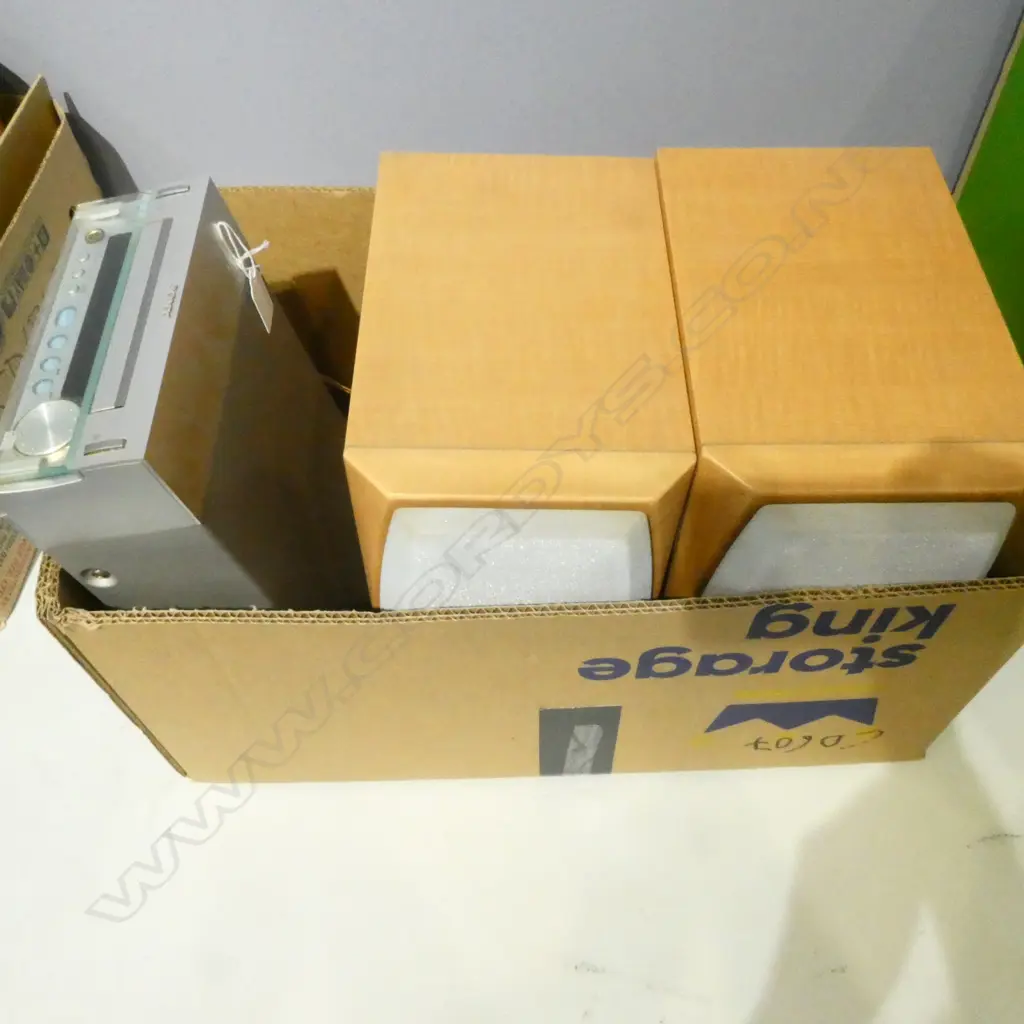 SMALL SONY STEREO & 2 SPEAKERS Image 1++