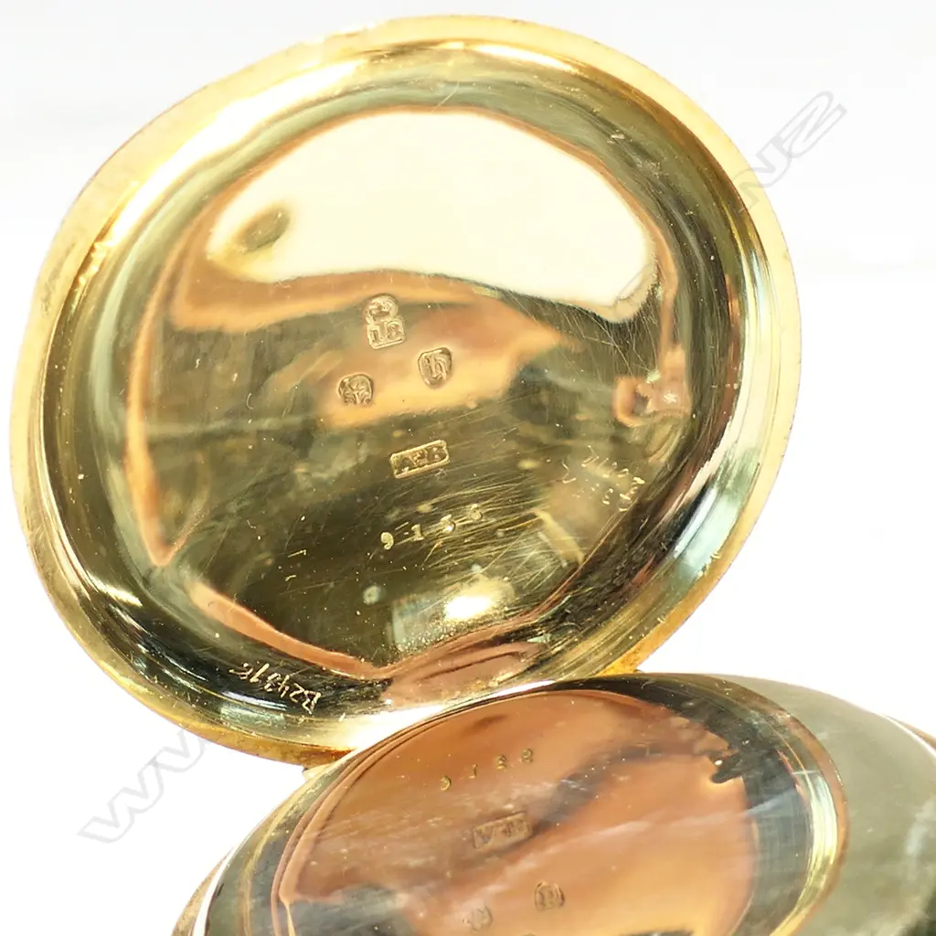 An 18ct gold Waltham half hunter mid-size pocket watch, Image 1++