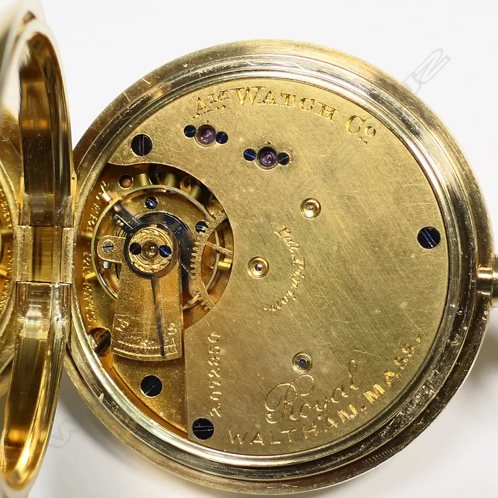 An 18ct gold Waltham half hunter mid-size pocket watch, Image 1++