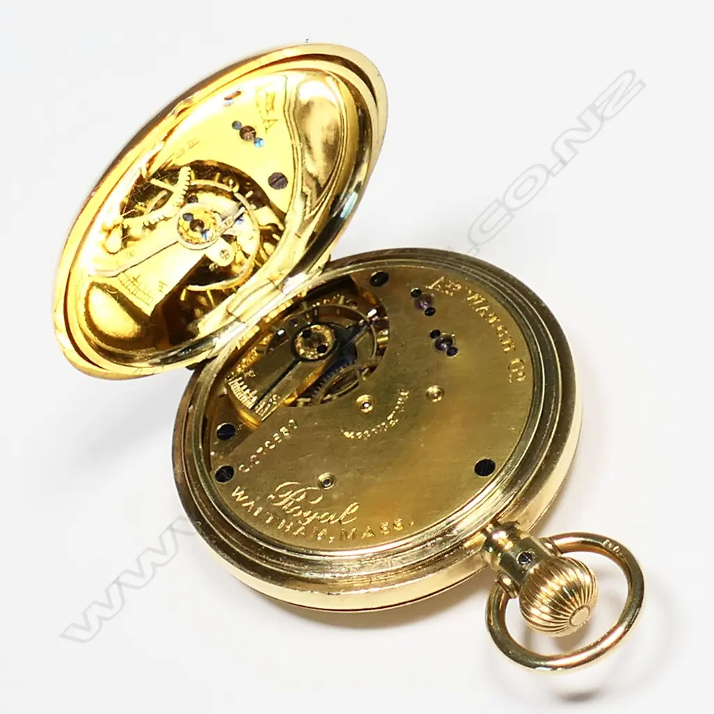 An 18ct gold Waltham half hunter mid-size pocket watch, Image 1++