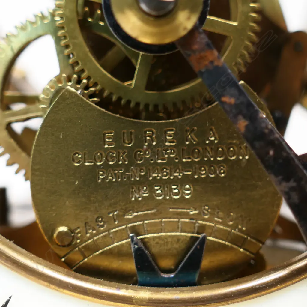 An early 20thC electromagnetic mantel timepiece by the Eureka Clock Co. Ltd, Image 1++