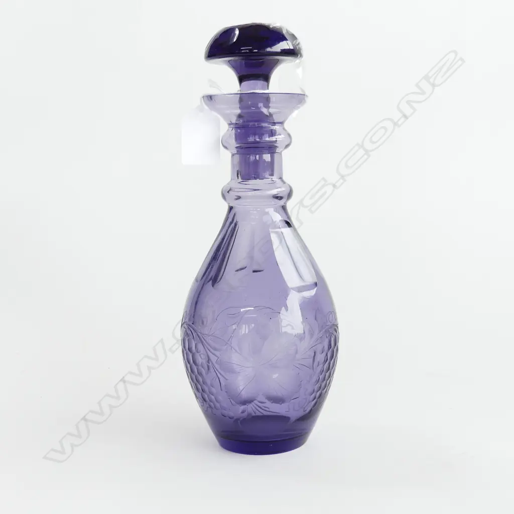 A purple decanter with cut grape decoration, Image 1++