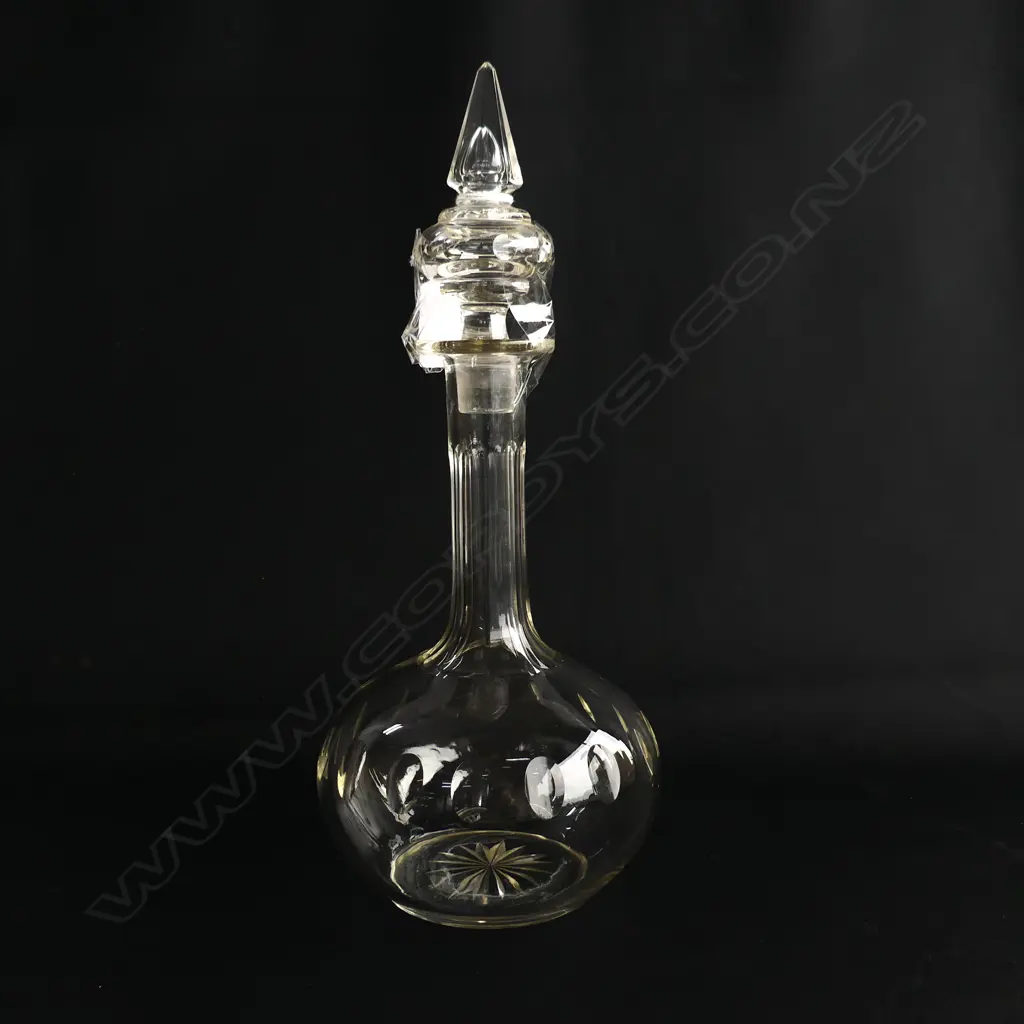 A small glass decanter with pointed top, Image 1++