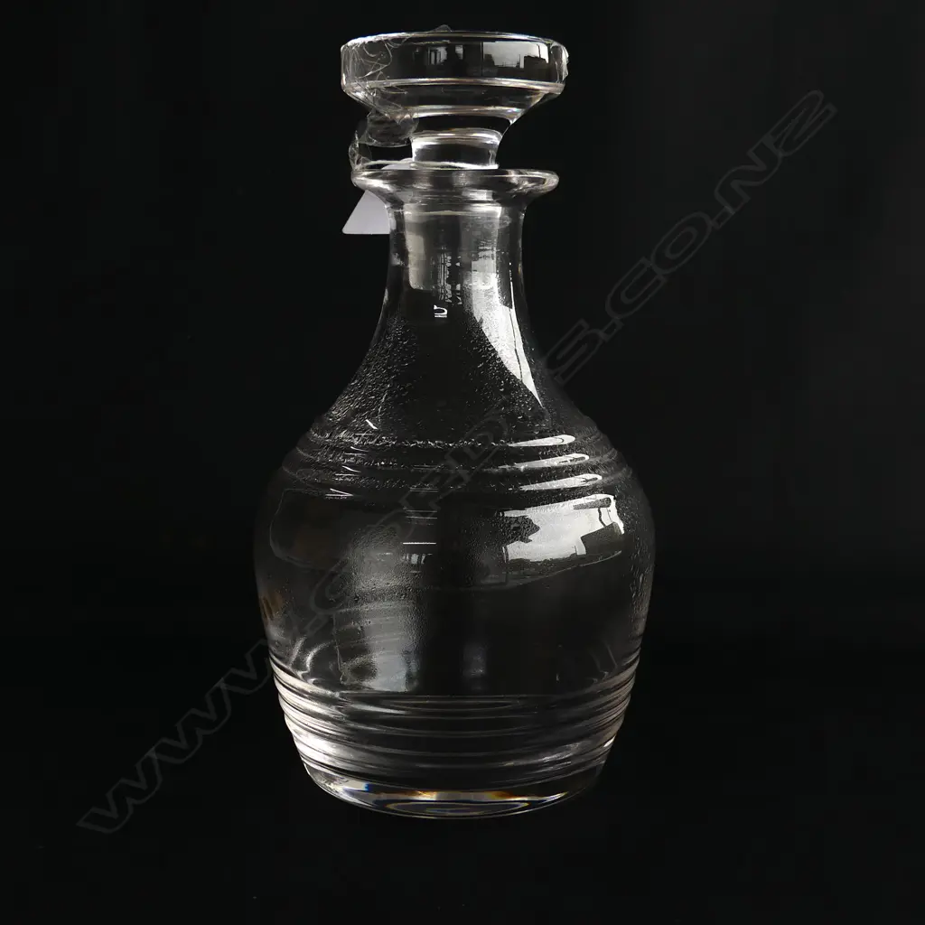 A decanter with flat stopper, Image 1++