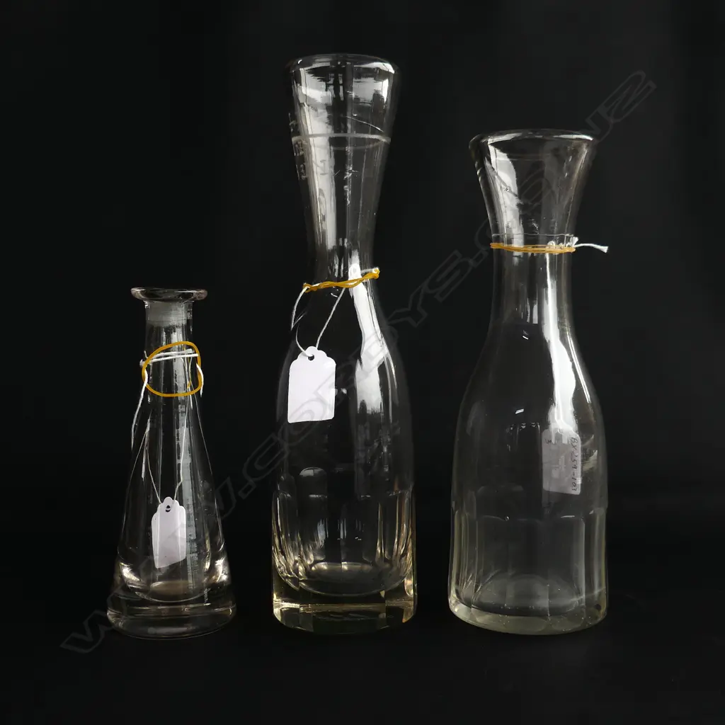 Three small assorted serving flacons, Image 1++