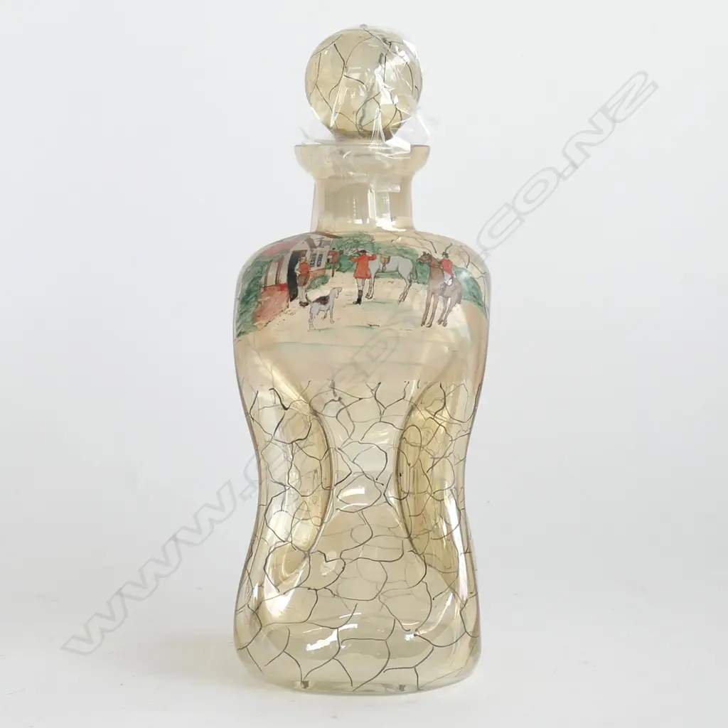 A glass decanter depicting hunting scenes, Image 1++