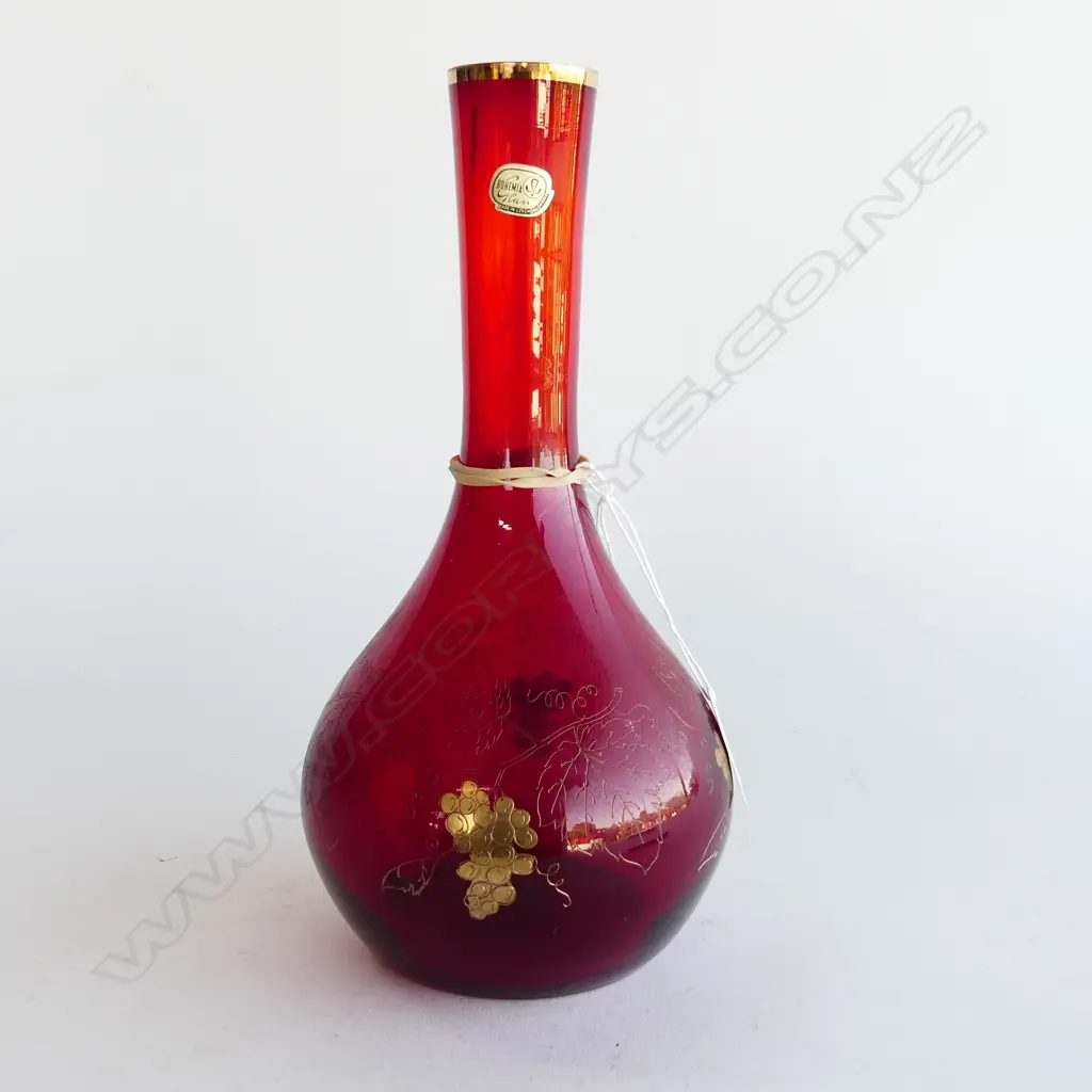 A red glass wine decanter with grapevine inlaid gold motifs, Image 1++