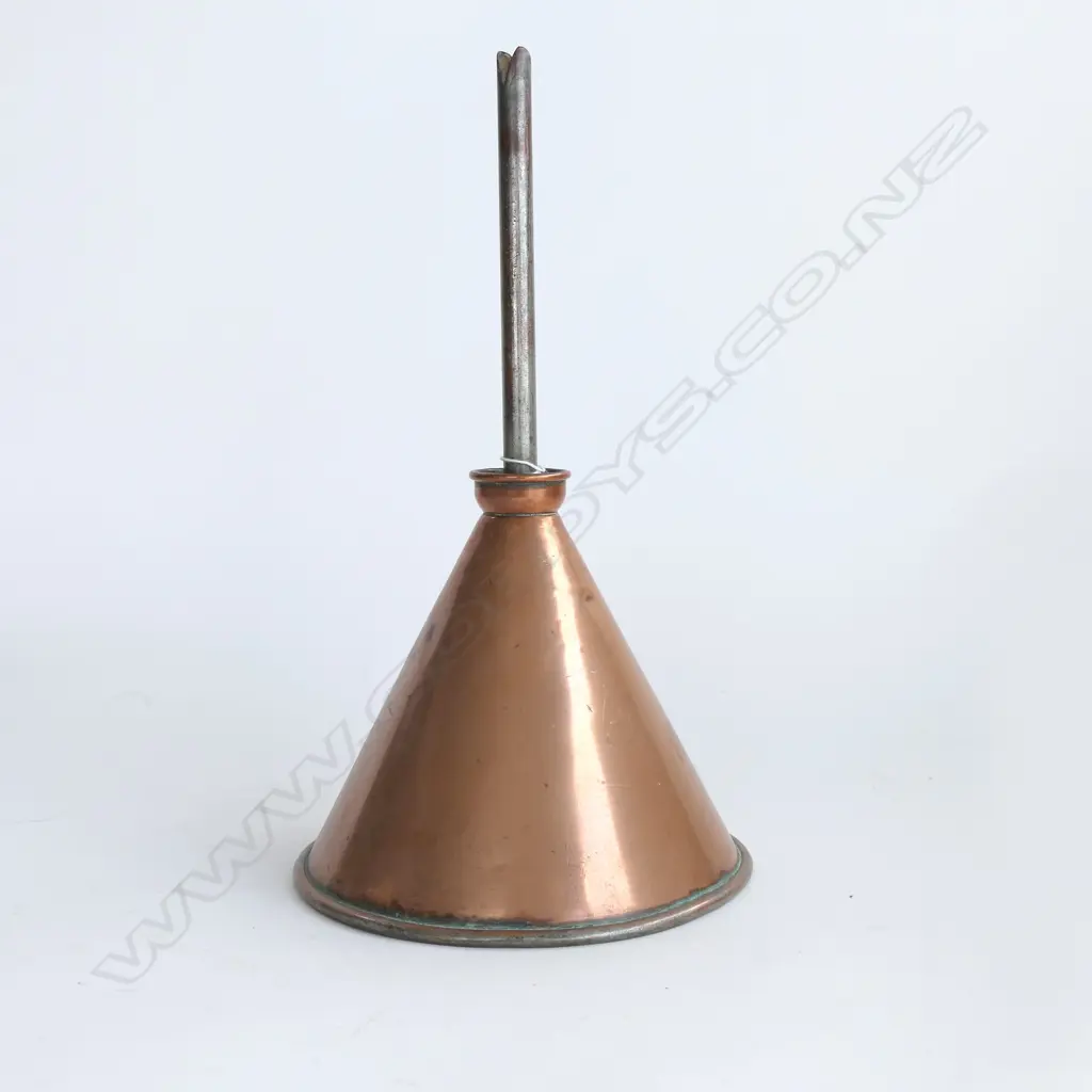 Amedium copper funnel with overflow, Image 1++