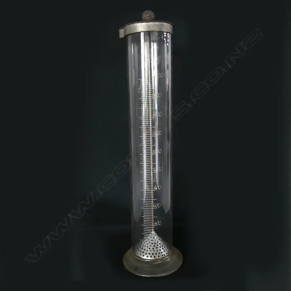 A measuring vessel for grapes with plunger with holes, Image 1++