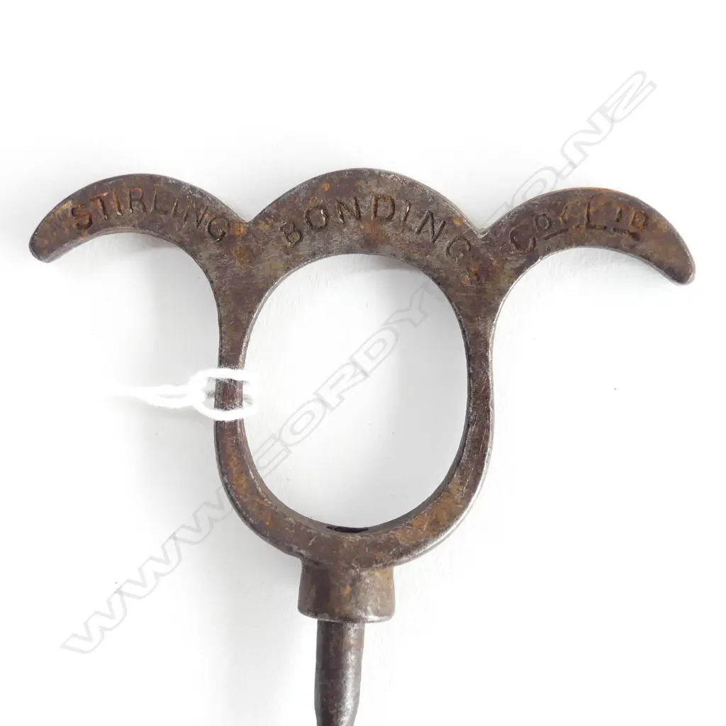 A three-finger pull corkscrew, Image 1++