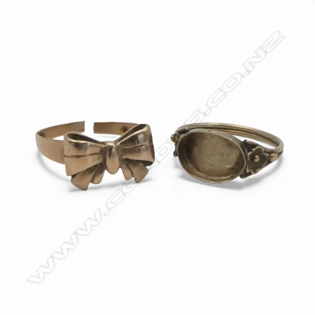 2 9ct GOLD RINGS broken scrap gold 3.22gms Image 1++