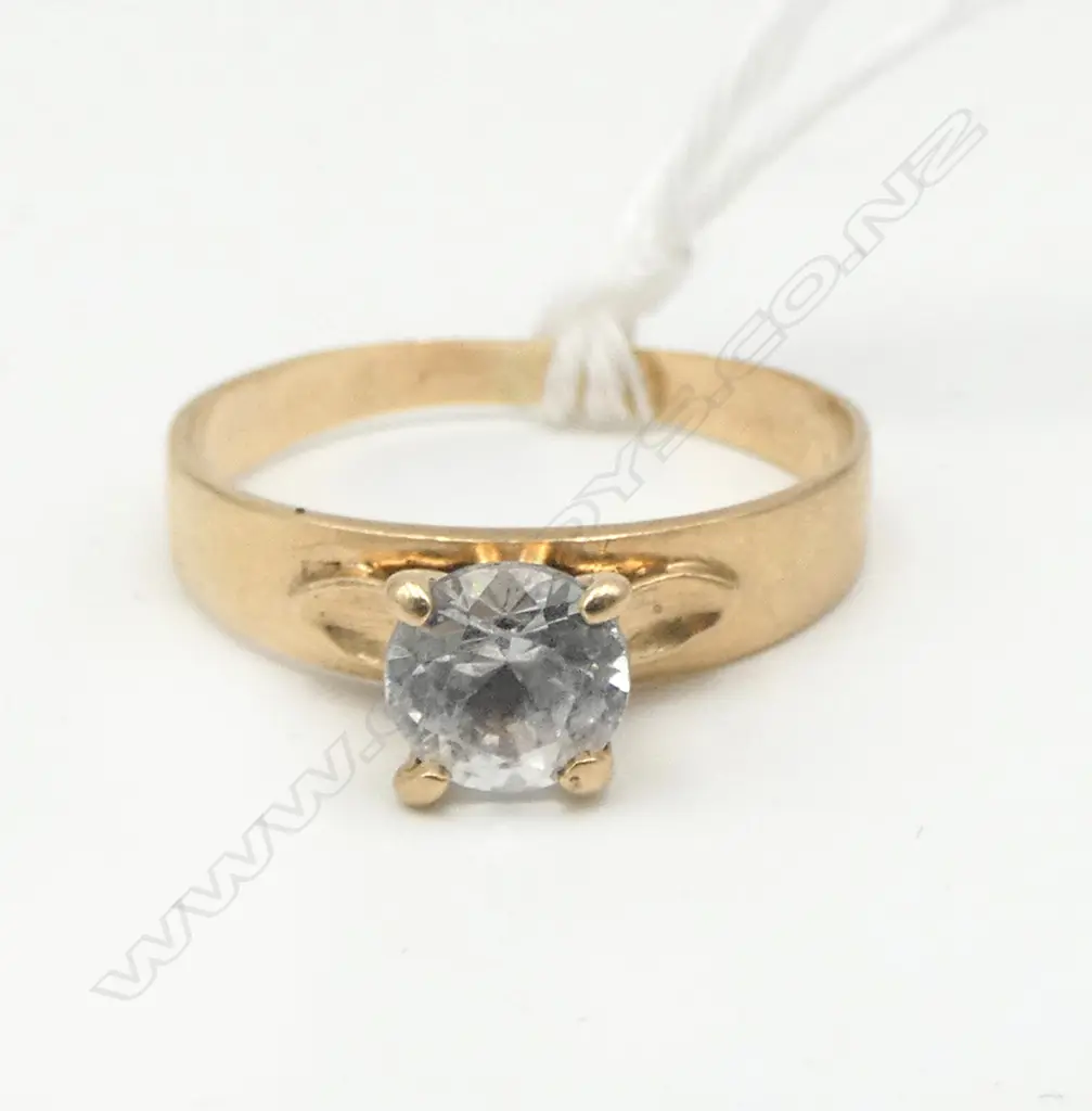 9ct GOLD SOLITAIRE FAUX DIAMOND RING 2.6gms SIZE T1/2 Image 1++