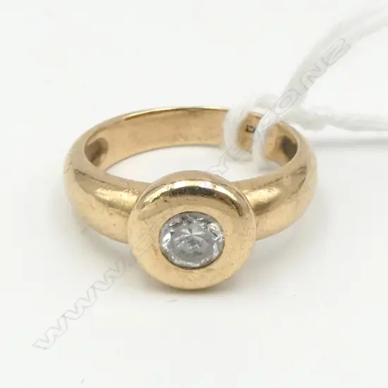 9ct GOLD & FAUX DIAMOND SOLITAIRE RING wide rub over mount 4.58gms SIZE N