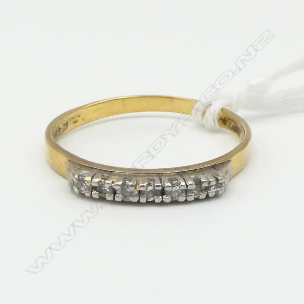 18ct Y/GOLD & 7 small DIAMOND BAND RING 2.3gms SIZE Q Image 1++